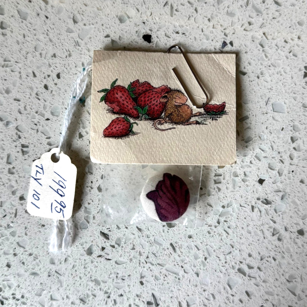 Vintage 1980s NEW on card House Mouse Designs White Floral Shank Button